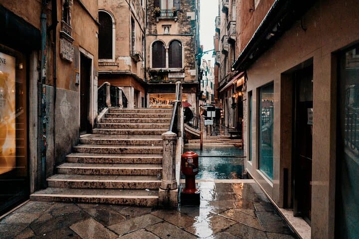 Glide and Discover: Venice Gondola Ride and Guided Walking Tour photo 2