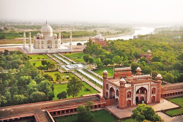 Full-Day Taj Mahal and Agra Fort Tour from Delhi — Round-Trip VIP Day Trip photo 6