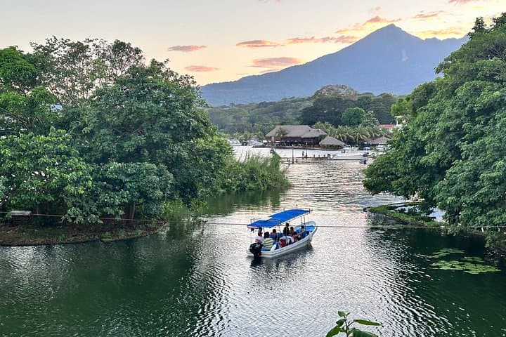 Granada Colonial City and Isletas Boat Tour: Chocolate, Monkeys & Lakeside Views photo 4