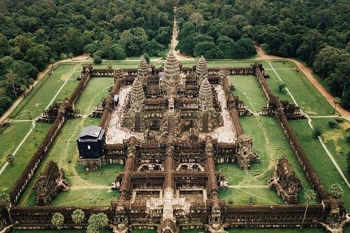 Dawn at Angkor Wat: Guided Sunrise Tour of Angkor's Temples photo 4