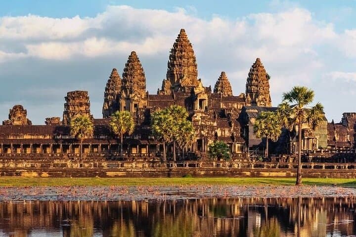 Dawn at Angkor Wat: Guided Sunrise Tour of Angkor's Temples