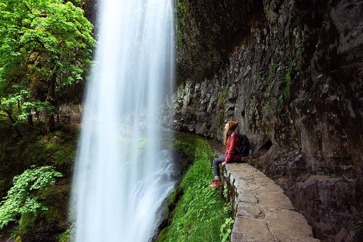 Silver Falls Private Hike Tour: Walk Behind Cascades on the Trail of Ten Falls