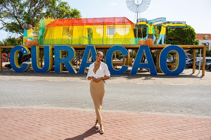Willemstad 30-Minute Photoshoot & Social Reel — Queen Emma Bridge Session photo 2