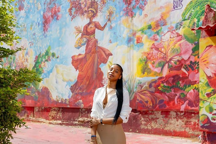 Willemstad 30-Minute Photoshoot & Social Reel — Queen Emma Bridge Session photo 4