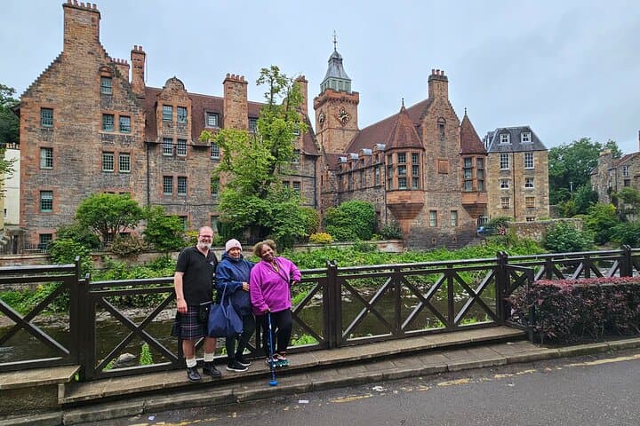 Edinburgh Festive Private Tour: Christmas Market & Botanic Garden Light Walk photo 3