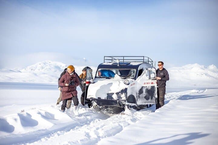 Snowcoach and Snowshoe Day Trip in Jotunheimen: Eidsbugarden Winter Escape