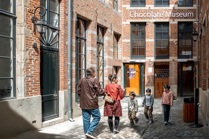 Family-Friendly Brussels Walking Tour: Chocolate Tasting & Choco-Story Museum photo 4