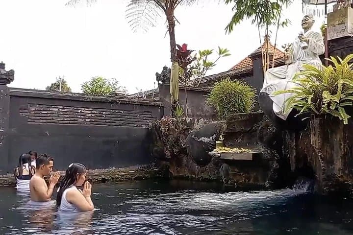 Lombok Day Trip: Suranadi Temple & Benang Kelambu Waterfalls — Hike, Swim, and Cultural Cleansing photo 4