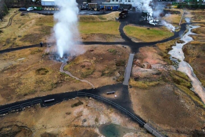 2-Day South Coast & Golden Circle Tour: Iceland's Waterfalls, Glaciers and Black Sand Beaches