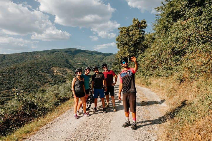 E‑Bike Cortona: Easy 3‑Hour Ride Through Etruscan Streets and Tuscan Hills photo 3