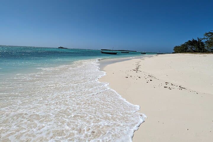 Diego Suarez Cruise-Ship Excursions: Tsingy Rouges, Amber Mountain & Emerald Sea photo 5