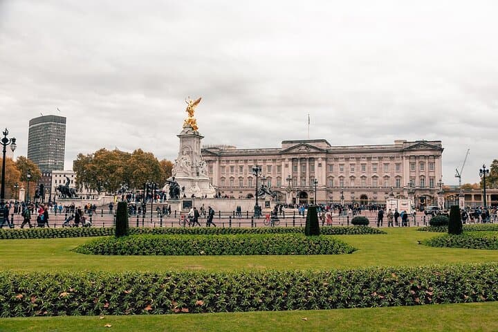 Private Windsor Castle Tour from London — Fast-Track Entry & St George's Chapel photo 4