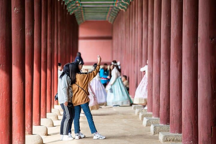 Seoul Hanbok Experience & Gyeongbokgung Walking Tour photo 4