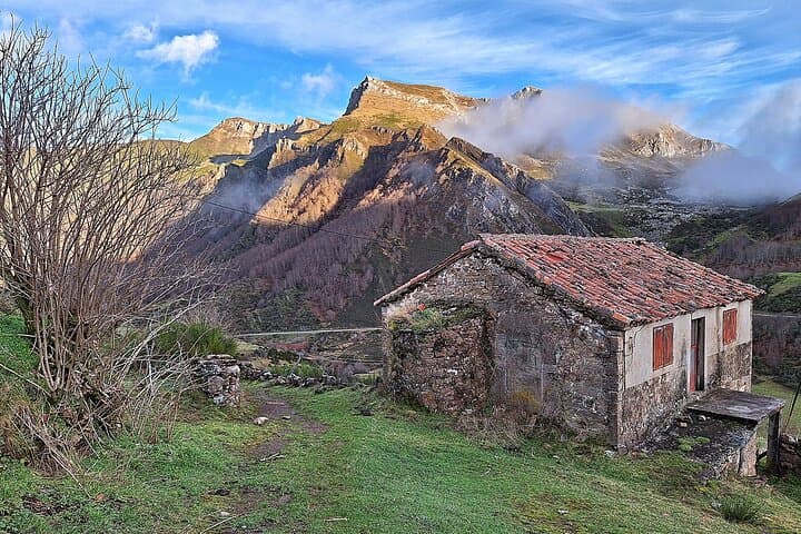 Somiedo Biosphere Reserve Day Trip from Oviedo — Lakes, Teitos & Bear Lookouts photo 2