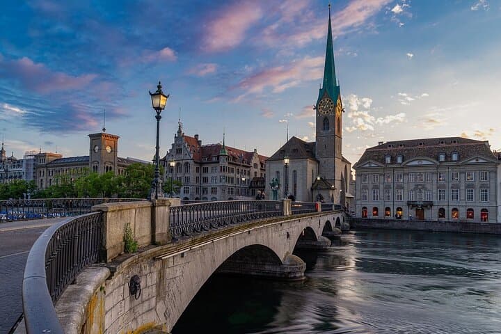 Zurich Old Town, Lake Cruise & Lindt Chocolate Tour — A Half-Day Exploration