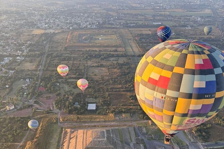 Sunrise Hot-Air Balloon over Teotihuacan with Cave Breakfast photo 4