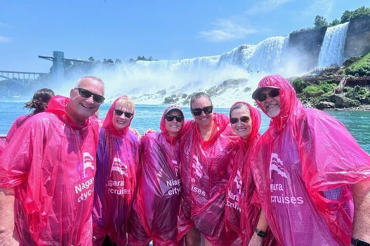 Ultimate Niagara Falls Walking Tour with Boat Cruise