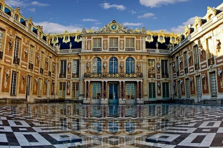 Private Versailles Palace Tour with Reserved Entry & Garden Access photo 2