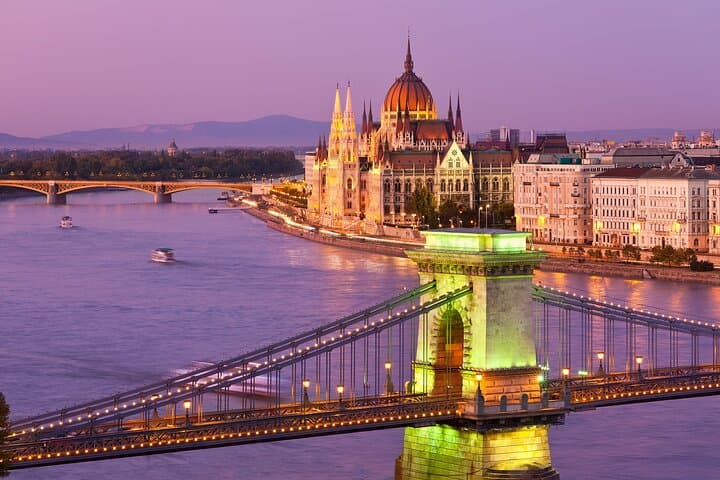 Private Day Trip from Vienna to Budapest: Buda Castle, Fisherman's Bastion & Parliament