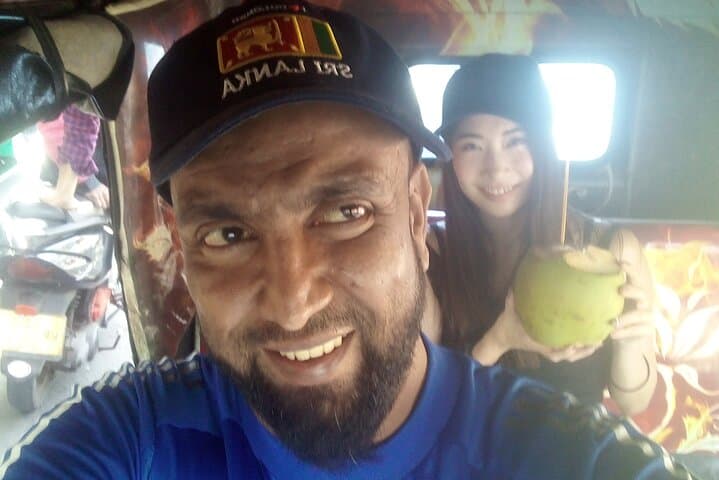 Colombo Tuk-Tuk Shopping Tour — Tea, Gems, Cinnamon & Handicrafts photo 3