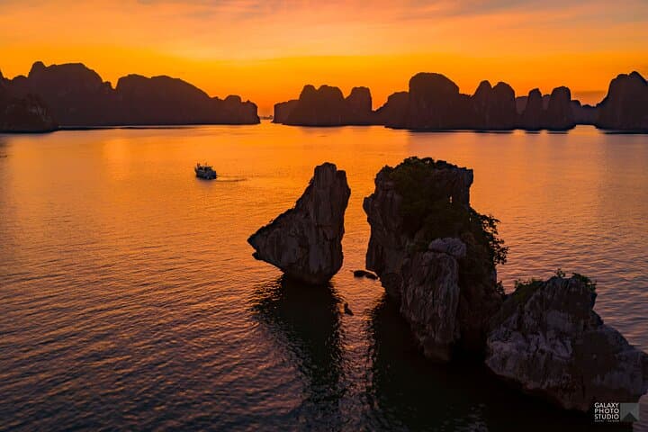 Private Sunset Yacht Cruise — Explore Halong Bay’s Limestone Isles photo 6