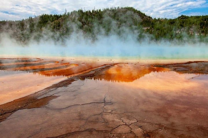 2-Day Yellowstone from Bozeman: Grand Prismatic, Old Faithful and Lamar Valley photo 3