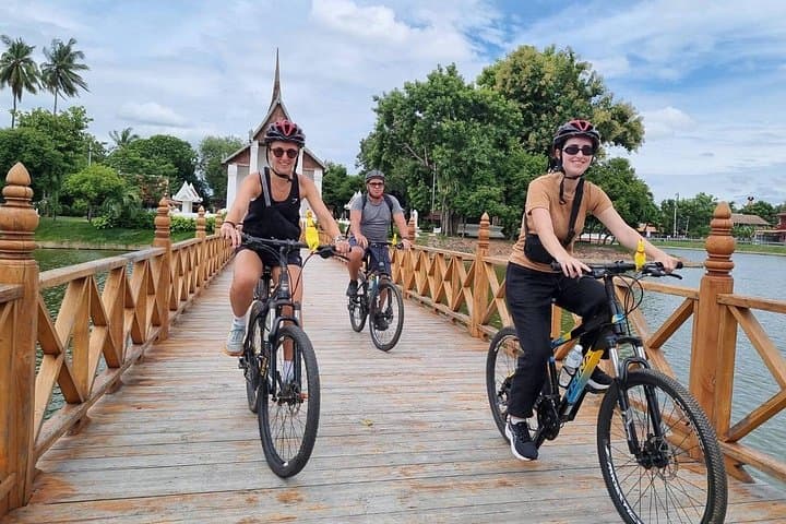 Cycling Sukhothai's Historical Park and Countryside: Full-Day Bike Tour