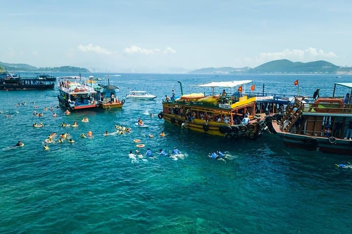 Nha Trang Island Hopping: Snorkel, BBQ & Floating Bar Tour photo 4