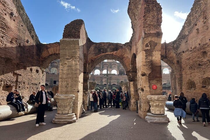 Colosseum Guided Tour: Immersive 1-Hour Roman Amphitheatre Experience