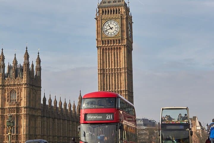 Private Windsor Castle Tour from London — Fast-Track Entry & St George's Chapel photo 3
