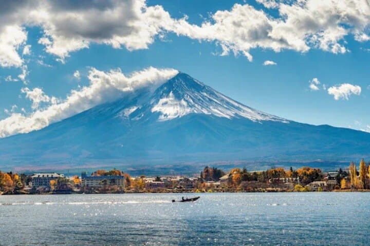 Private Mount Fuji Day Tour from Tokyo: Chureito, Caves, Onsen & Views