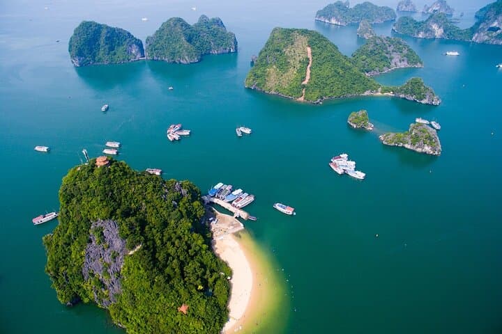 Ultimate Halong Bay 3-Day Luxury Cruise from Hanoi: Kayaking, Caves & Island Hikes photo 4