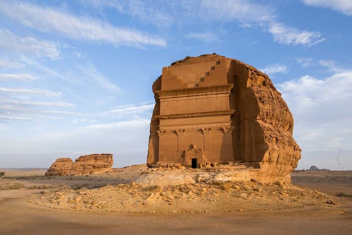 Private AlUla Cultural Tour: Hegra, Old Town & Elephant Rock (Full-Day)