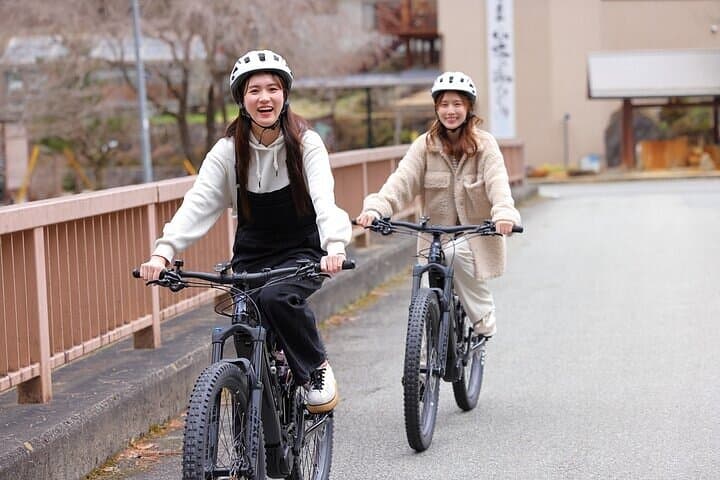 E-Bike Short Course in Hida-Osaka: Gandate Park, Mitsudaki Falls & Hanamomo Roadside Station