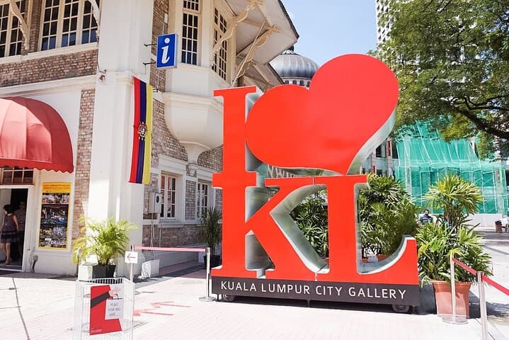 Kuala Lumpur Half-Day City Tour: Petronas Twin Towers, Istana Negara & Craft Complex