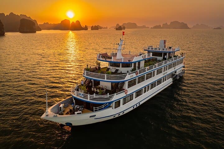 Overnight Bai Tu Long Cruise: Kayaking, Swimming & Thien Canh Son Cave photo 2