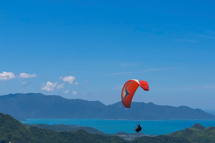 Paragliding Experience in Nha Trang: Tandem Flight from Hon En Peak