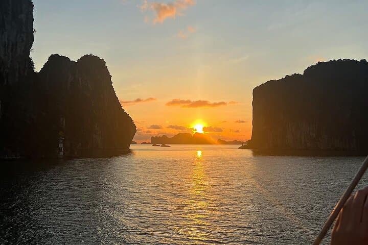 Private Canoe Tour: Paddle Lan Ha & Ha Long Bay to Dark and Bright Caves photo 2