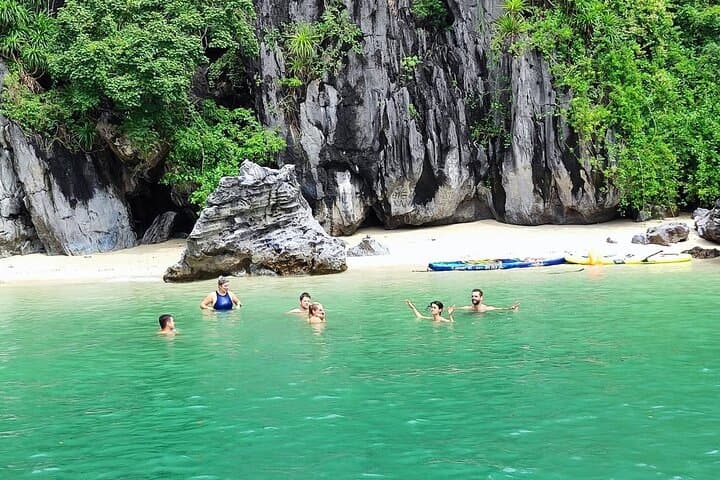 Private Canoe Tour: Paddle Lan Ha & Ha Long Bay to Dark and Bright Caves photo 4