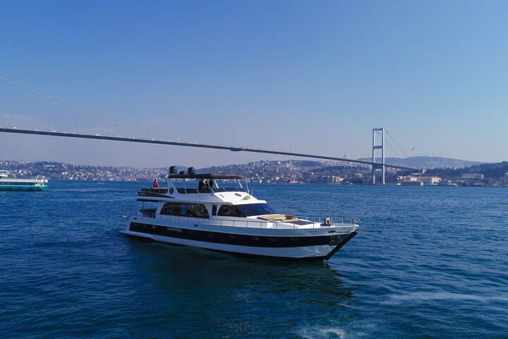 Bosphorus Luxury Yacht Cruise: Private 2-Hour Scenic Charter from Kabataş