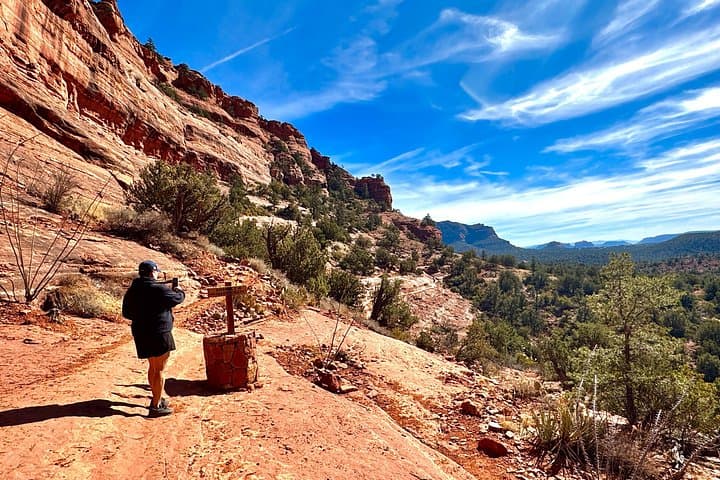 Private Sedona Hiking Tour from Phoenix & Scottsdale — Red Rock Day Hike photo 1