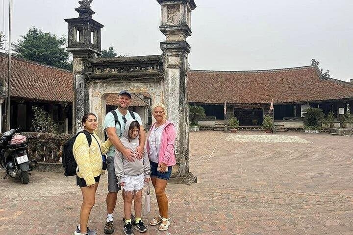 Deluxe Hanoi Countryside Tour: Duong Lam, Bat Trang Pottery & Train Street photo 3