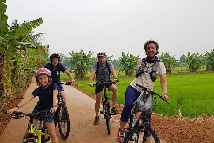Deluxe Hanoi Countryside Tour: Duong Lam, Bat Trang Pottery & Train Street photo 4