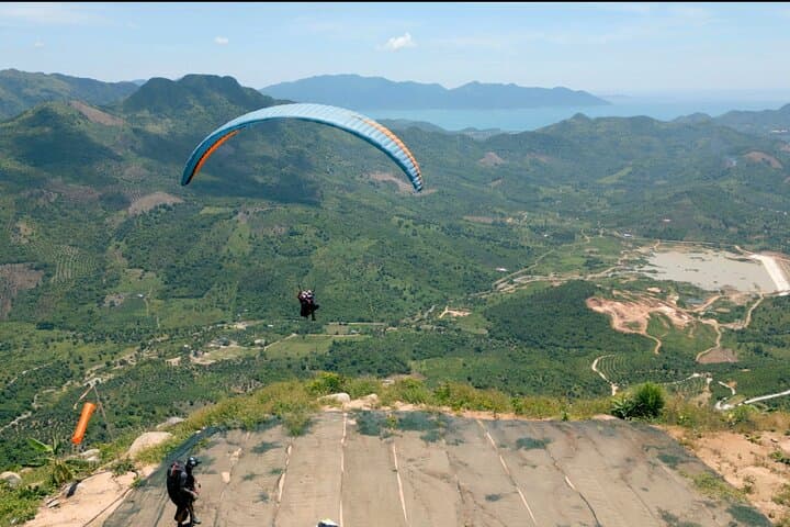 Paragliding Experience in Nha Trang: Tandem Flight from Hon En Peak photo 2