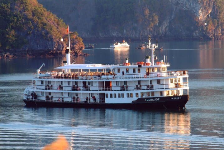 Emeraude Classic 2-Day Overnight Cruise in Ha Long Bay