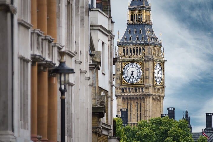 Classic London Walking Tour & Changing of the Guard — History in Action photo 4