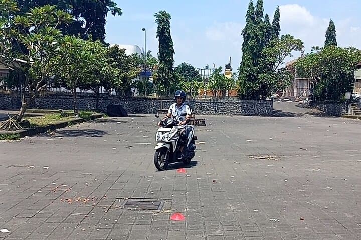 Beginner Scooter Lesson in Ubud: Learn to Ride Safely Around Bali’s Cultural Heart