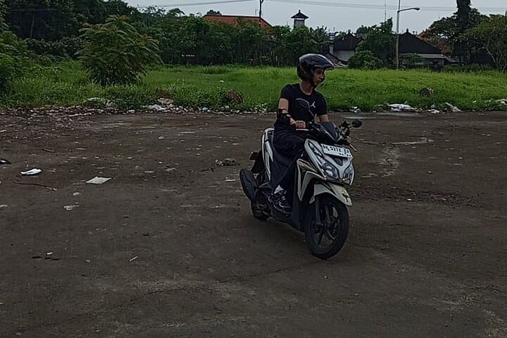 Beginner Scooter Lesson in Ubud: Learn to Ride Safely Around Bali’s Cultural Heart photo 3