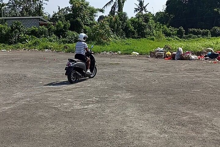 Beginner Scooter Lesson in Ubud: Learn to Ride Safely Around Bali’s Cultural Heart photo 4
