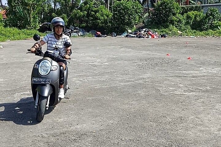 Beginner Scooter Lesson in Ubud: Learn to Ride Safely Around Bali’s Cultural Heart photo 5